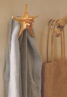Reutilizar los pomos como percheros. decorar con pomos en forma de perchas