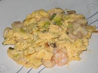 Revuelto de ajetes con gambas Revuelto de ajetes con gambas