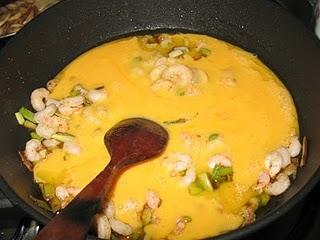 Revuelto de ajetes con gambas Revuelto de ajetes con gambas