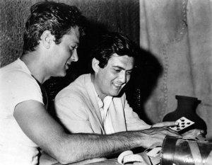 tony-curtis-stanley-kubrick-play-cards-during-filming-of-spartacus Las razones del independiente: doble encuentro con Christian Aguilera. Parte 1ª, la escena catalana, la conciencia liberal, diccionarios de cine, el mito Kubrick y algo de música