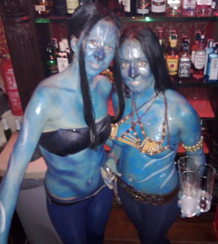 Emmm, ummm, bueno son trajes de carnaval, no seamos exigentes