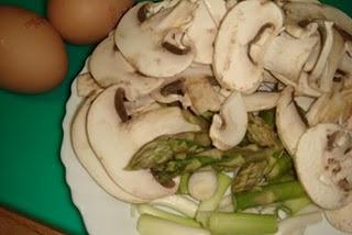 SALTEADO DE CHAMPIÑONES Y TRIGUEROS CON UN TOQUE DE GUINDILLA Y HUEVO SALTEADO DE CHAMPIÑONES Y TRIGUEROS CON UN TOQUE DE GUINDILLA Y HUEVO