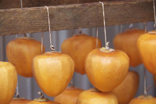 Persimón colgado para su secado Persimón colgado para su secado