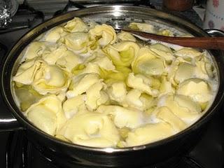 Tortellini de ricotta y espinacas a la carbonara Tortellini de ricotta y espinacas a la carbonara