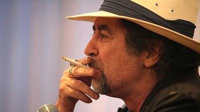Hotel multado por dejar fumar a Joaquín Sabina