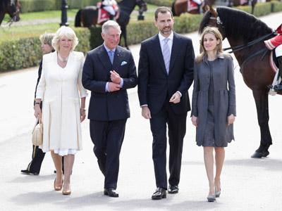 Los Príncipes reciben a Carlos de Inglaterra y Camila Parker. The Prince Of Wales And The Duchess Of Cornwall Are Formally Welcomed To The Kingdom Of Spain By The Prince And Princess Of Asturias