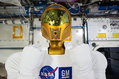 R2: ¡Véanme. Estoy en el espacio! R2: ¡Véanme. Estoy en el espacio!