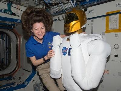 R2: ¡Véanme. Estoy en el espacio! R2: ¡Véanme. Estoy en el espacio!