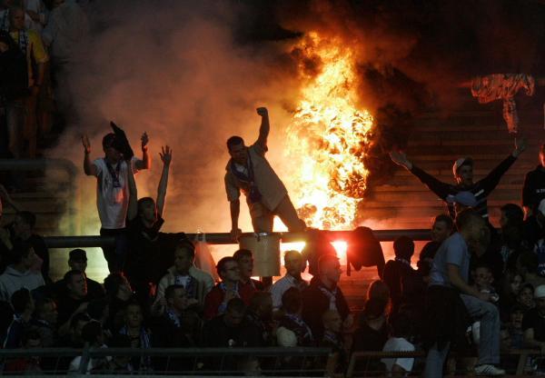 La UEFA critica la violencia en el futbol polaco