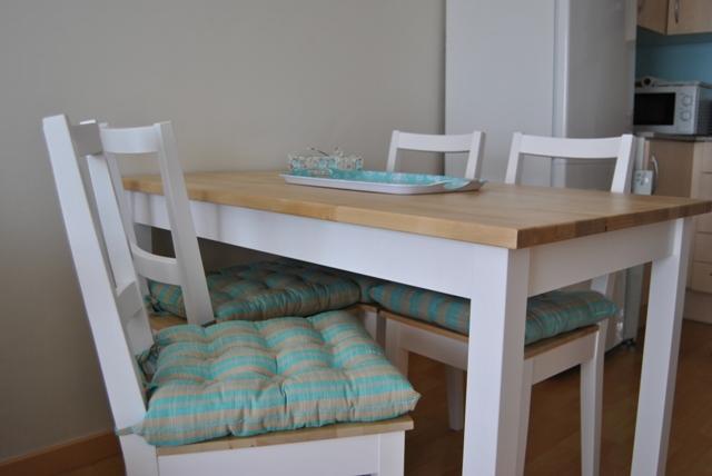 La mesa de patas blancas y sobre de madera de Romina