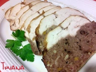 Pollo relleno con bacon y pasas. Pollo relleno con bacon y pasas.