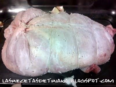 Pollo relleno con bacon y pasas. Pollo relleno con bacon y pasas.