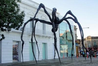 La araña de Bourgeois da un paseo por Buenos Aires La araña de Bourgeois da un paseo por Buenos Aires