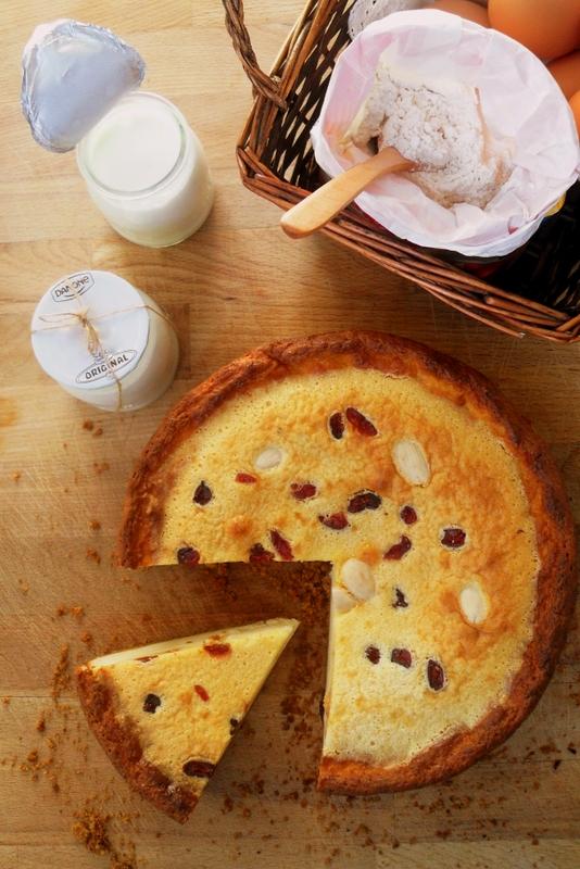 Tarta de queso con yoghourt, crema de almendras y pasas Tarta de queso con yoghourt, crema de almendras y pasas