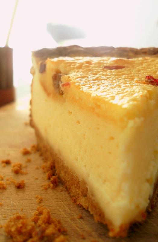 Tarta de queso con yoghourt, crema de almendras y pasas Tarta de queso con yoghourt, crema de almendras y pasas