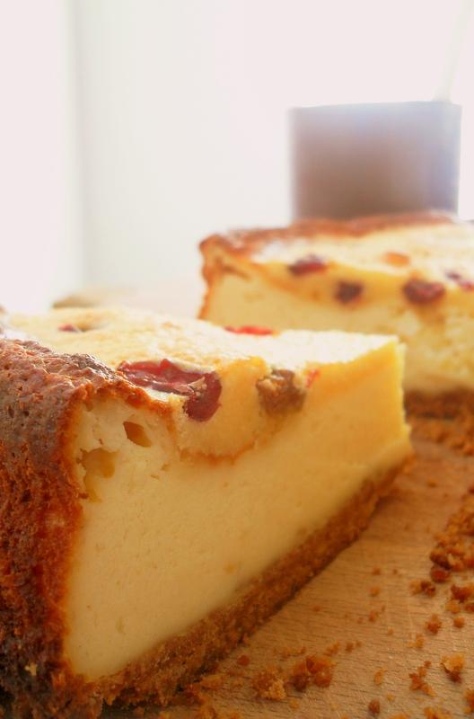 Tarta de queso con yoghourt, crema de almendras y pasas Tarta de queso con yoghourt, crema de almendras y pasas