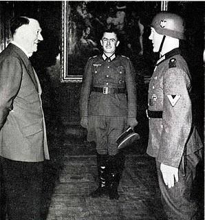 El Führer entrega la Cruz de Caballero al cabo Hubert Brinkforth – 04/04/1941.