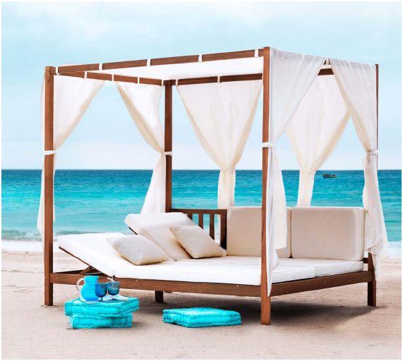 Una cama en la terraza. cama con dosel para exteriores