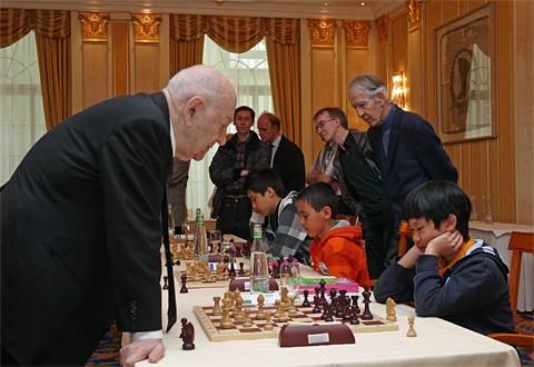 SIMULTANEAS DE VIKTOR KORCHNOI POR SU 80 CUMPLEAÑOS SIMULTANEAS DE VIKTOR KORCHNOI POR SU 80 CUMPLEAÑOS