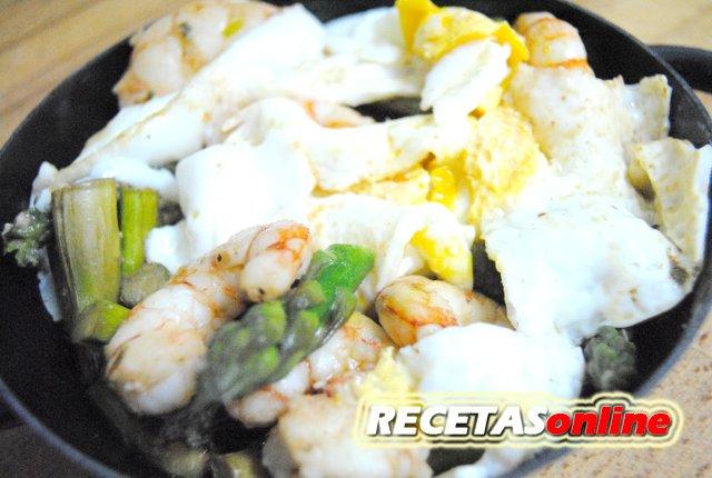 Cazuelita de gambones, ajos tiernos y espárragos con huevos rotos - Recetas de cocina RECETASonline Cazuelita de gambones, ajos tiernos y espárragos con huevos rotos - Recetas de cocina RECETASonline