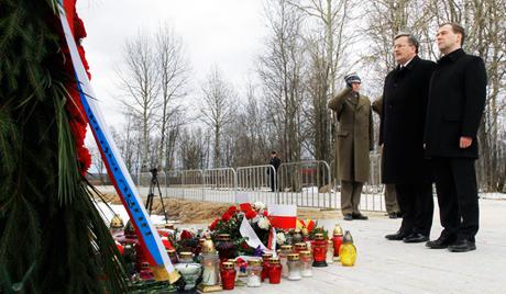 Возложение венков к мемориальному знаку на меÑ�те авиакатаÑ�трофы польÑ�кого президентÑ�кого Ñ�амолета Rusia y Polonia acuerdan una placa sobre el accidente aéreo de Kaczynski