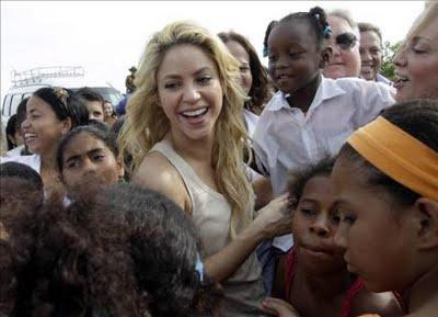 Shakira coloca la primera piedra de un colegio en Cartagena