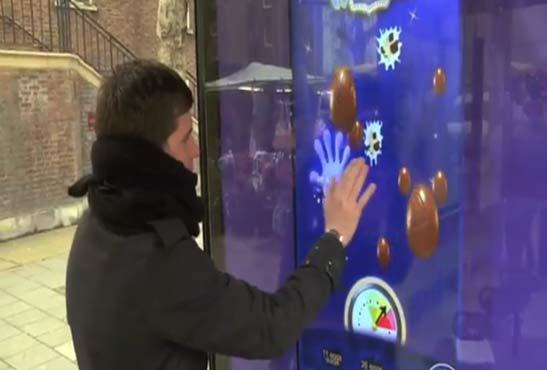 Jugando mientras esperas al bus Jugando mientras esperas al bus