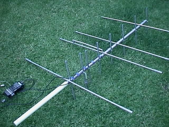 Diseño de Antena Portátil Yagi-Uda para VHF-UHF Diseño de Antena Portátil Yagi-Uda para VHF-UHF
