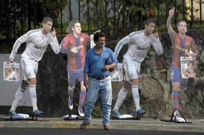 A man crosses the street by images of Re Marca a presión