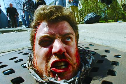 Robb Wells in ``Hobo with a Shotgun.'' ‘Hobo with a shotgun’-Podría haber sido divertido-