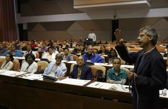 Asamblea Carlos del Porto Blanco, especialista del Ministerio de Informatica, en reunion de Comisiones del 6to Periodo Ordinario de Sesines, de la Septima Legislatura de la Asmblea Naiconal del Poder Popular de Cuba. palacio de Convenciones, La Habana, Cuba. PL/foto Ismael Francisco.