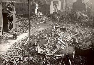 La Luftwaffe bate su propia marca y arroja más de mil toneladas de bombas sobre Londres - 19/04/1941..
