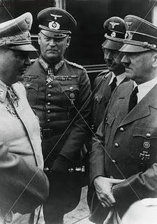 Nuestro Hitler cumple cincuenta y dos años - 20/04/1941.
