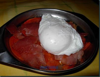 Huevos escalfados sobre cama de tomate y jamón Huevos escalfados sobre cama de tomate y jamón
