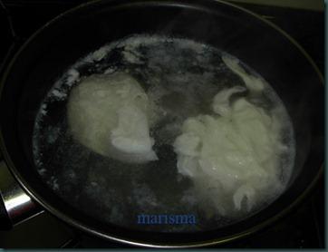 Huevos escalfados sobre cama de tomate y jamón Huevos escalfados sobre cama de tomate y jamón