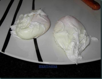 Huevos escalfados sobre cama de tomate y jamón Huevos escalfados sobre cama de tomate y jamón