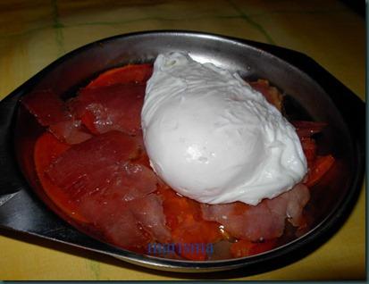 Huevos escalfados sobre cama de tomate y jamón Huevos escalfados sobre cama de tomate y jamón