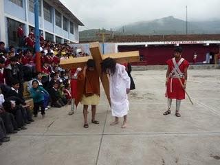 VÍA CRUCIS DE LA I.E. SIMÓN BOLÍVAR – OTUZCO 2011 VÍA CRUCIS DE LA I.E. SIMÓN BOLÍVAR – OTUZCO 2011