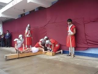 VÍA CRUCIS DE LA I.E. SIMÓN BOLÍVAR – OTUZCO 2011 VÍA CRUCIS DE LA I.E. SIMÓN BOLÍVAR – OTUZCO 2011