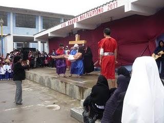 VÍA CRUCIS DE LA I.E. SIMÓN BOLÍVAR – OTUZCO 2011 VÍA CRUCIS DE LA I.E. SIMÓN BOLÍVAR – OTUZCO 2011