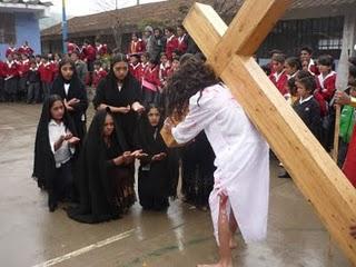 VÍA CRUCIS DE LA I.E. SIMÓN BOLÍVAR – OTUZCO 2011 VÍA CRUCIS DE LA I.E. SIMÓN BOLÍVAR – OTUZCO 2011