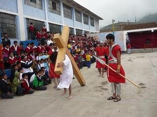 VÍA CRUCIS DE LA I.E. SIMÓN BOLÍVAR – OTUZCO 2011 VÍA CRUCIS DE LA I.E. SIMÓN BOLÍVAR – OTUZCO 2011