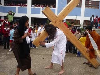 VÍA CRUCIS DE LA I.E. SIMÓN BOLÍVAR – OTUZCO 2011 VÍA CRUCIS DE LA I.E. SIMÓN BOLÍVAR – OTUZCO 2011