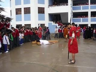 VÍA CRUCIS DE LA I.E. SIMÓN BOLÍVAR – OTUZCO 2011 VÍA CRUCIS DE LA I.E. SIMÓN BOLÍVAR – OTUZCO 2011