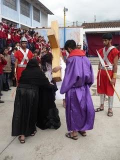 VÍA CRUCIS DE LA I.E. SIMÓN BOLÍVAR – OTUZCO 2011 VÍA CRUCIS DE LA I.E. SIMÓN BOLÍVAR – OTUZCO 2011
