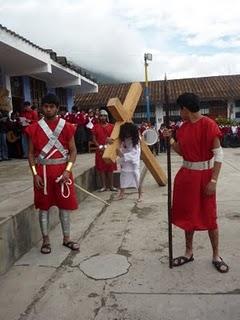 VÍA CRUCIS DE LA I.E. SIMÓN BOLÍVAR – OTUZCO 2011 VÍA CRUCIS DE LA I.E. SIMÓN BOLÍVAR – OTUZCO 2011