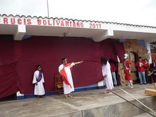 VÍA CRUCIS DE LA I.E. SIMÓN BOLÍVAR – OTUZCO 2011 VÍA CRUCIS DE LA I.E. SIMÓN BOLÍVAR – OTUZCO 2011