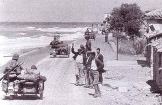 El Regimiento Leibstandarte SS Adolf Hitler (LSSAH) desembarca en el Peloponeso - 24/04/1941. El Regimiento Leibstandarte SS Adolf Hitler (LSSAH) desembarca en el Peloponeso - 24/04/1941.