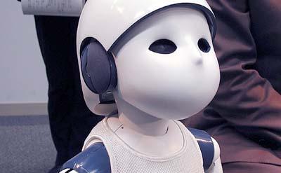 Tatsuya Matsui y su robot Posy Tatsuya Matsui y su robot Posy