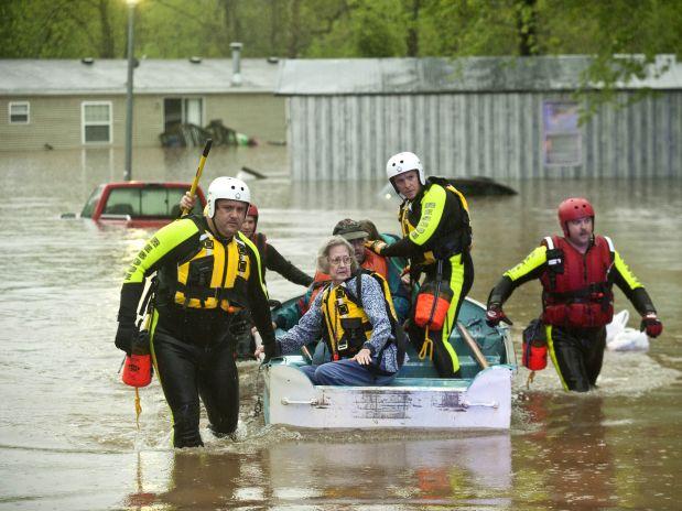 Residentes de la Comunidad Residencial de Oak Glen reciben ayuda por personal de rescate al producirse el desborde de un riachuelo que les ha obligado a ser evacuados el lunes 25 de abril del 2011 en Johnson, Arkansas. Gran parte del noroeste de Arkansas fue asolado por lluvias torrenciales y violentas inundaciones. Foto: Beth Hall / AP Residentes de la Comunidad Residencial de Oak Glen reciben ayuda por personal de rescate al producirse el desborde de un riachuelo que les ha obligado a ser evacuados el lunes 25 de abril del 2011 en Johnson, Arkansas. Gran parte del noroeste de Arkansas fue asolado por lluvias torrenciales y violentas inundaciones. Foto: Beth Hall / AP